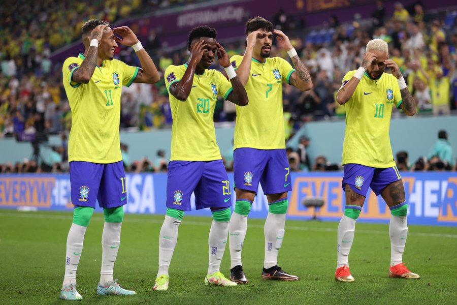 De izquierda a derecha, Raphinha, Vinicius, Lucas Paquetá y Neymar bailando / Foto: @fifaworldcup_es vía Twitter