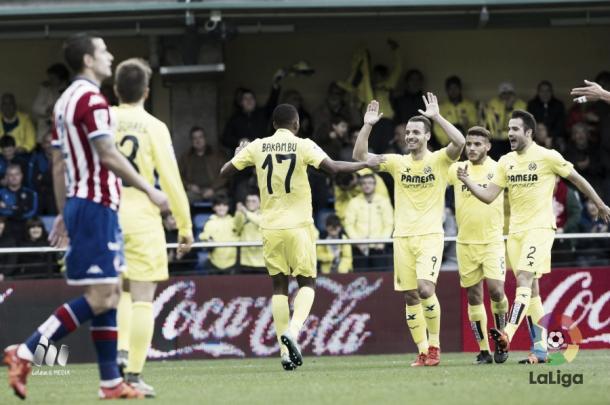 Los jugadores del Villarreal celebran uno de los dos tantos de Bakambu ante el Sporting | Foto: www.laliga.es