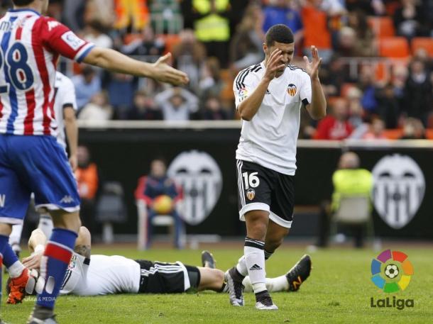 A head in hands moment after Negredo misses an open goal (Credit: La Liga)