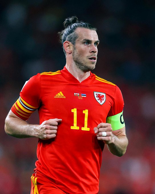 Bale capitaneando a Gales hacia el Mundial 2022. | Foto: <strong><a  data-cke-saved-href='https://vavel.com/es/futbol/2021/11/14/real-madrid/1092786-el-castilla-vence-a-pesar-de-todo.html' href='https://vavel.com/es/futbol/2021/11/14/real-madrid/1092786-el-castilla-vence-a-pesar-de-todo.html'>Real Madrid</a></strong>