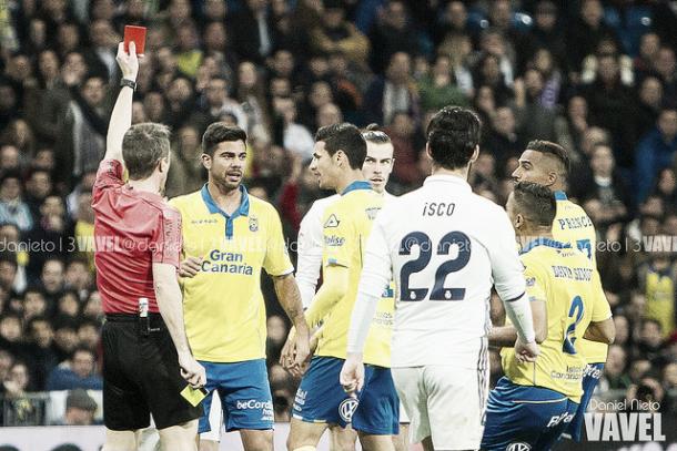 El colegiado muestra la tarjeta roja a Gareth Bale en el partido Real Madrid vs Las Palmas I Foto: Daniel Nieto (VAVEL)