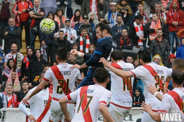 Bale cabeceando su primer gol en Vallecas | Foto: Mateo Villalba VAVEL