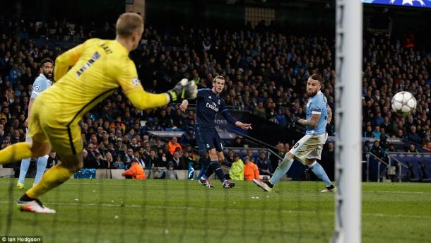 Bale curls wide (photo: Ian Hodgson)