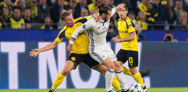 Schmelzer presiona a Gareth Bale | Foto: Borussia Dortmund