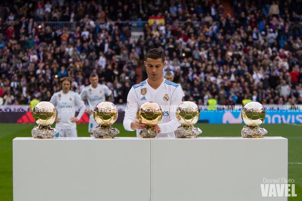 Cristiano junto con sus cinco Balones de Oro | Foto: Dani Nieto (VAVEL).