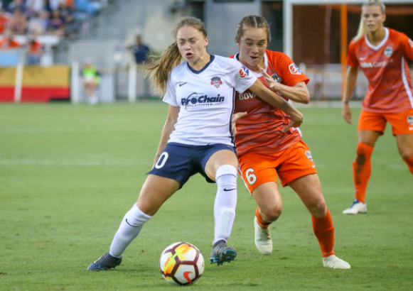 Estefania Banini shields the ball while facing off against the Houston Dash in 2018. | Photo: Leslie Plaza Johnson - Icon Sportswire via Getty Images