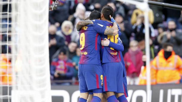 L'abbraccio di Suarez a Jordi Alba dopo il 2-1 - Foto Barcellona Twitter