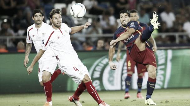 Suárez disputa un balón con Krychowiak durante la pasada temporada (EFE)