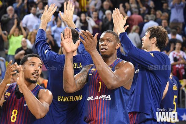 Los jugadores del Barça dando las gracias a su afición después de la gran victoria/ Fotografía: Noelia Déniz (VAVEL.com)