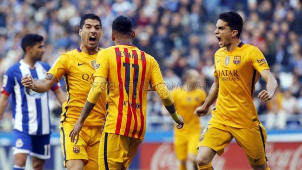 Suárez, Bartra y Neymar celebran un gol 