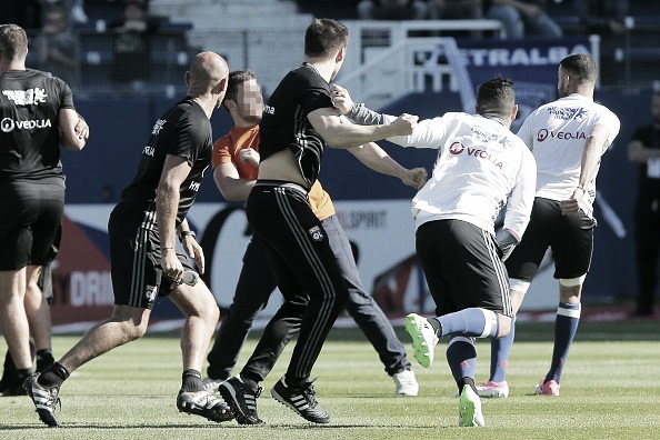 Lucha entre fanáticos del Bastia y jugadores del Lyon | Foto: Twitter