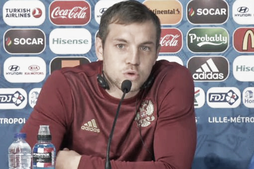 Artem Dzyuba joined his coach in advising the Russian fans l Photo: Mirror.co.uk