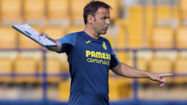 Calleja dando instrucciones durante un entrenamiento | Villarreal CF