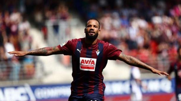 Bebé celebra un gol con la camiseta del Eibar | Fotografía: S.D. Eibar