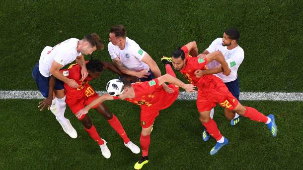 Jugadores de Inglaterra y Bélgica en un lance del juego (0-1). Foto: FIFA.com