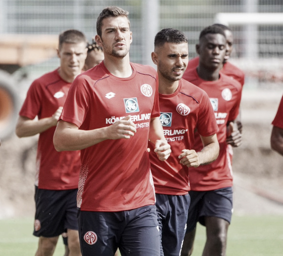 Bell liderando a su escuadra durante el entrenamiento | Foto: Mainz 05
