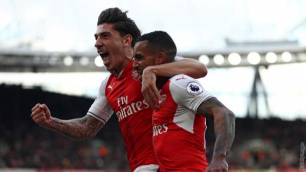Bellerín celebra un gol junto a Walcott | Fotografía: Arsenal