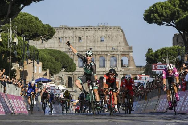 Bennett vence en roma por delante de Viviani y Drucker. / Foto: Giro d'Italia