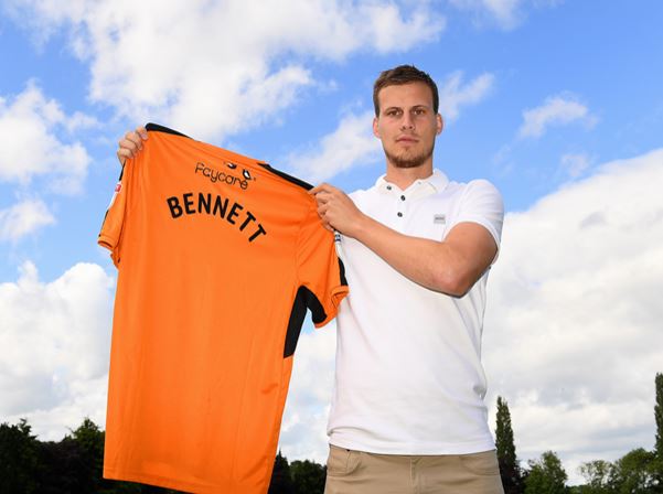 Bennett posa junto a la camiseta de su nuevo equipo | Foto: Wolves