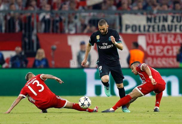 Benzema regateando a dos jugadores del Bayern I Foto: Real Madrid