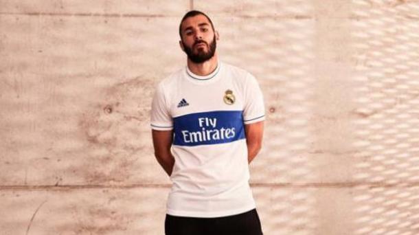 Karim Benzema posando junto a la nueva camiseta retro | Fotografía: Real Madrid