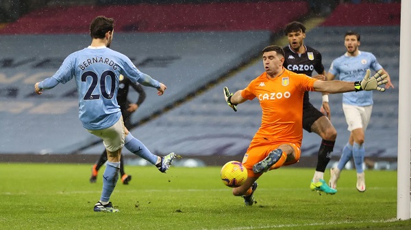 Emi estirándose para blocar a Bernardo / FOTO: Premier League
