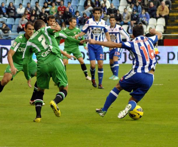 Bruno Gama intentando desbordar en el Dépo r- Betis de 2012/13 | Fuente: Nando Martínez (VAVEL)