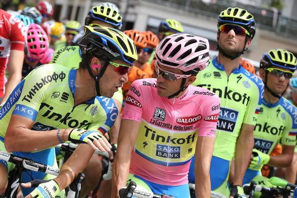 Matteo Tosatto charla con Alberto Contador antes de una etapa del Giro 2015 | Foto: Bettini Photo