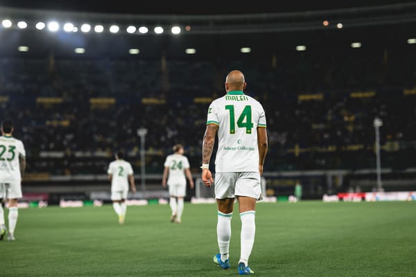 Donyell Malen festeggia un gol con la Roma contro l'Hellas Verona