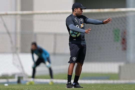 Jair Ventura sabe da importância de uma vitória contra o Sport (Foto: Vitor Silva/SSPress/Botafogo)