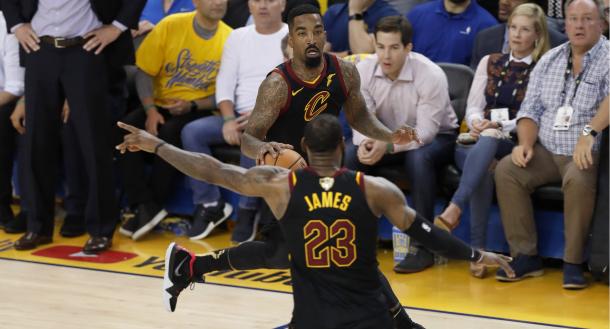 James tries to tell Smith to pass the ball so the Cavaliers can get off a final shot in regulation/Photo: Ezra Shaw/Getty Images