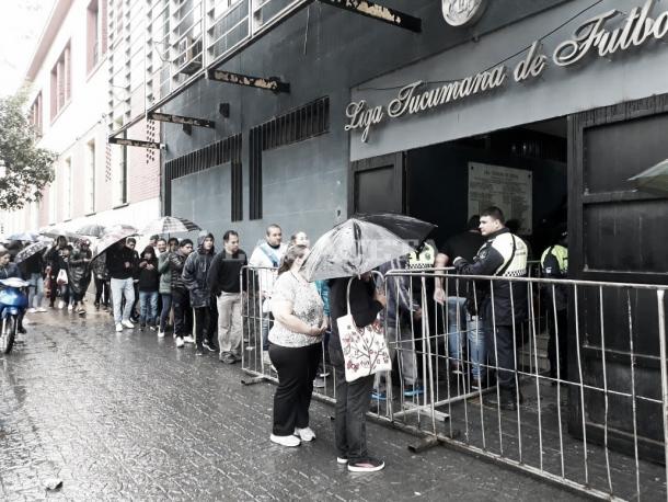 Cientos de hinchas esperan bajo la lluvia conseguír su entrada. Fuente: La Gaceta de Tucumán