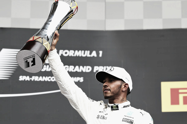 Lewis Hamilton en lo más alto del podio levantando el trofeo que le acreditaba como el ganador | Getty Images