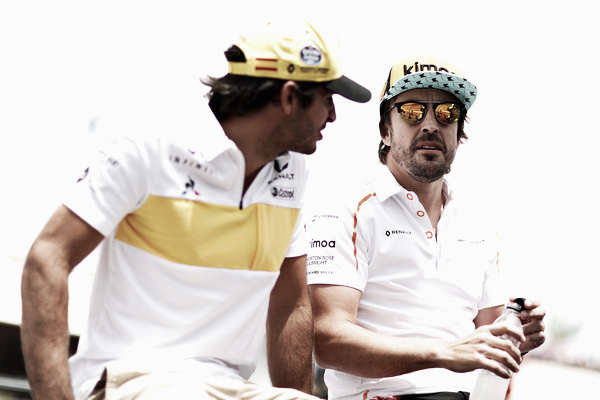 Carlos Sainz y Fernando Alonso en Paul Ricard antes de empezar la carrera | Getty Images