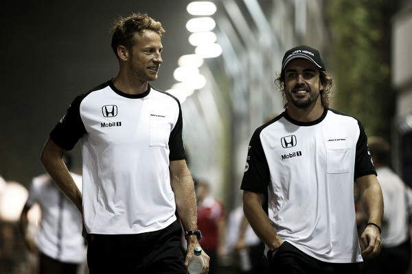 Fernando Alonso y Jenson Button durante el GP de Singapur de 2015 | Getty Images