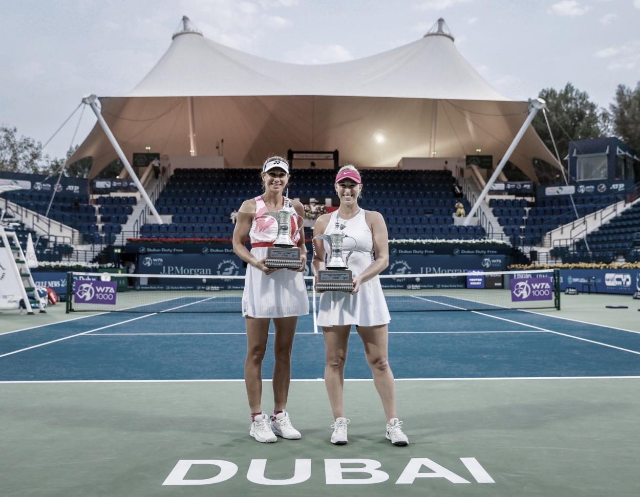 Darija Jurak y Alexa Guarachi posan con el trofeo ganado tras la ceremonia de premiación. Foto Dubai Tennis Champs @DDFTennis
