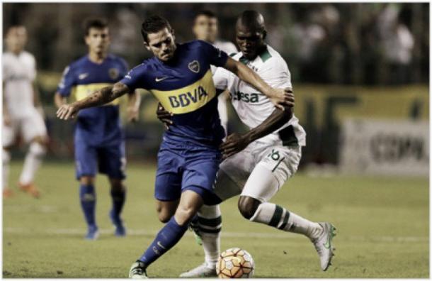 Gago y Mera en el primer choque por copa Foto: AFP