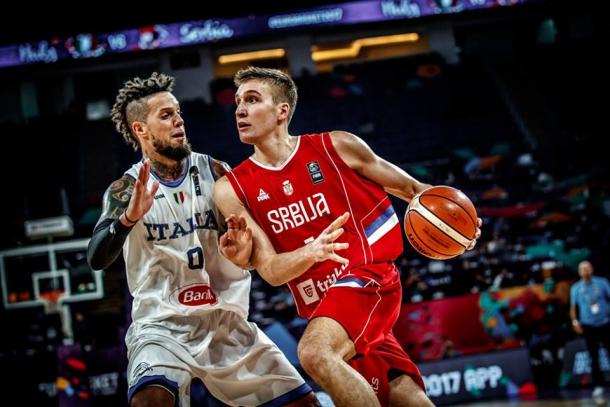 Bogdanovic in palleggio contro Hackett - Foto FIBA