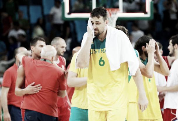 Andrew Bogut lamentando la derrota de su selección en semifinales de los juego olímpicos ante Serbia