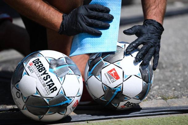 Bolas usadas na segunda divisão alemã (Foto: Reprodução / 2.Bundesliga)
