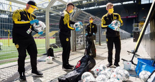 Higienização das bolas do jogo entre Dortmund e Schalke (Foto: Reprodução / BVB)