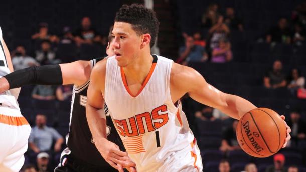 Devin Booker, guardia classe 96, in azione contro gli Spurs - Photo: NBA.com