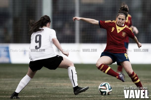 Vero Boquete tratando de llevarse el balón ante una rival | Fotografía: José María Colomo