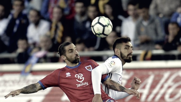 Marc Mateu y Borja Iglesias luchando por un balón | Fotografía: La Liga