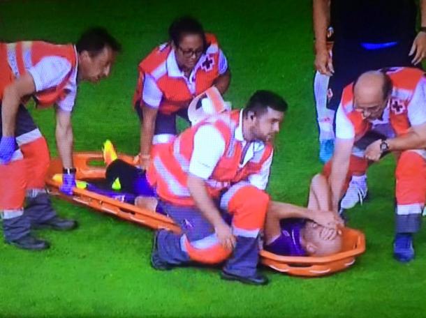 The midfielder lies in agony on the stretcher | Photo: violanews.com