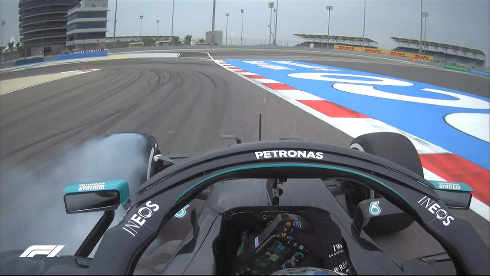 Bottas bloqueando en la curva 10. Foto: F1