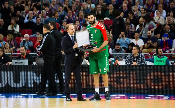 Bourousis recibiendo un premio de MVP. Foto: Baskonia