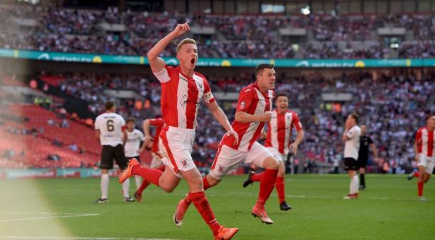 Los jugadores del Brackley celebran el gol del empate en el minuto 95 | Foto: Brackley FC