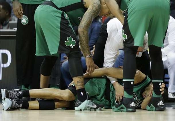 L'episodio che ha condizionato il finale di gara: Avery Bradley a terra | www.ajc.com