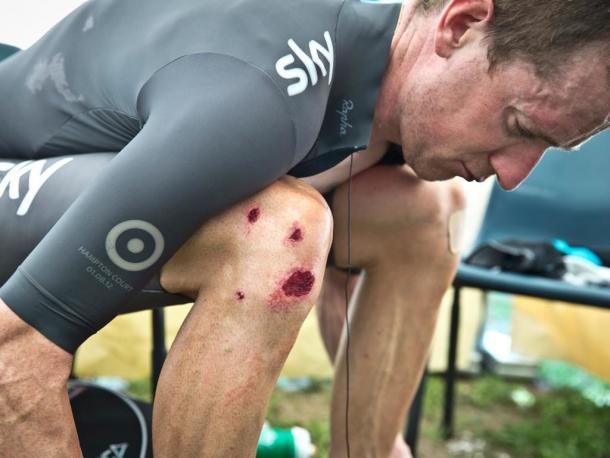 Caídas, problemas mecánicos... El Giro de Wiggins es de todo menos bueno. | Fuente: www.cycling-passion.com